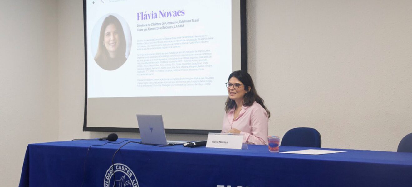 Imagem em destaque para Evento "Prata da Casa RP" recebe Flávia Novaes, Diretora na Edelman, para compartilhar vivências de mercado com os alunos da Cásper