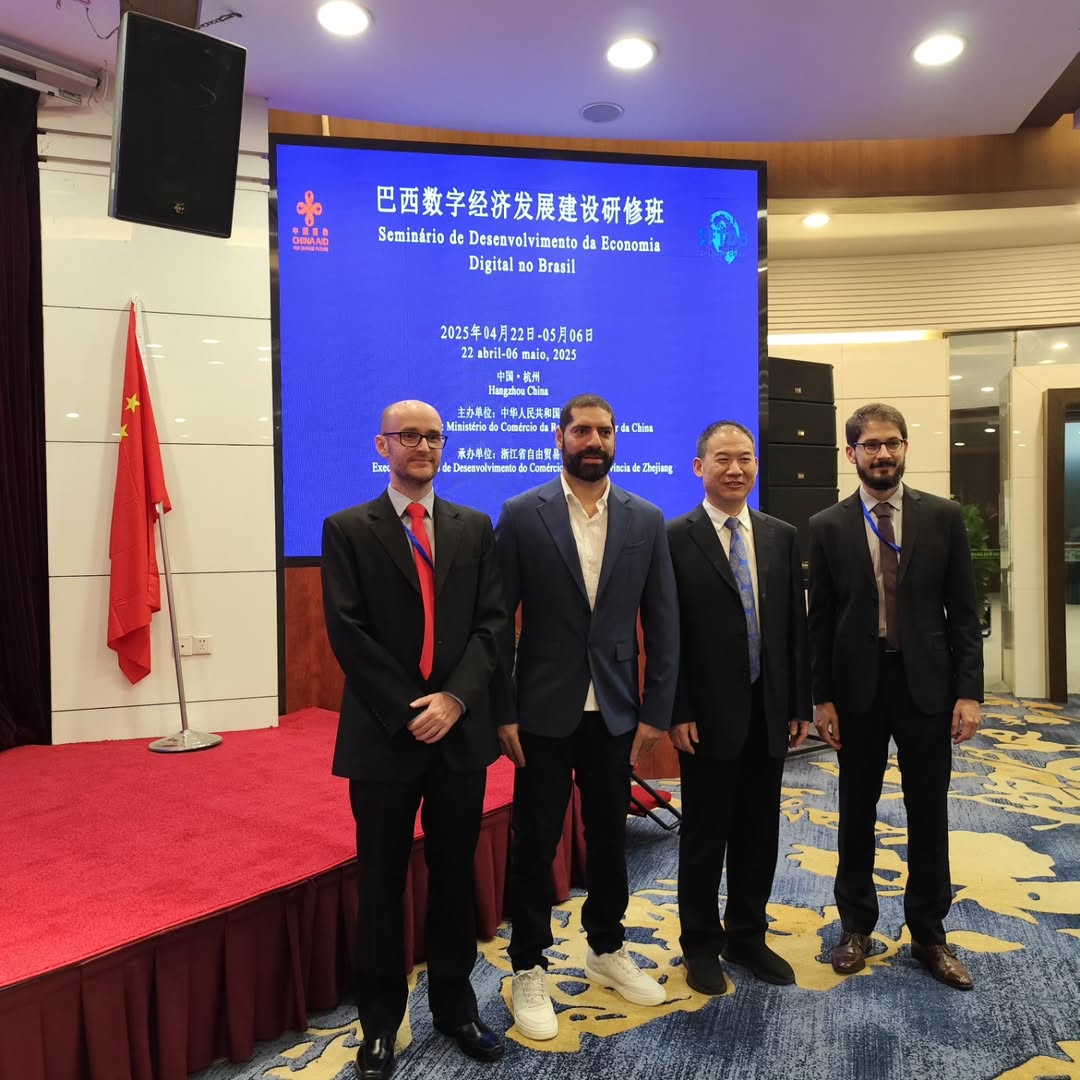 Imagem em destaque para Professor da Faculdade Cásper Líbero viaja à China para curso sobre Economia Digital do Brasil