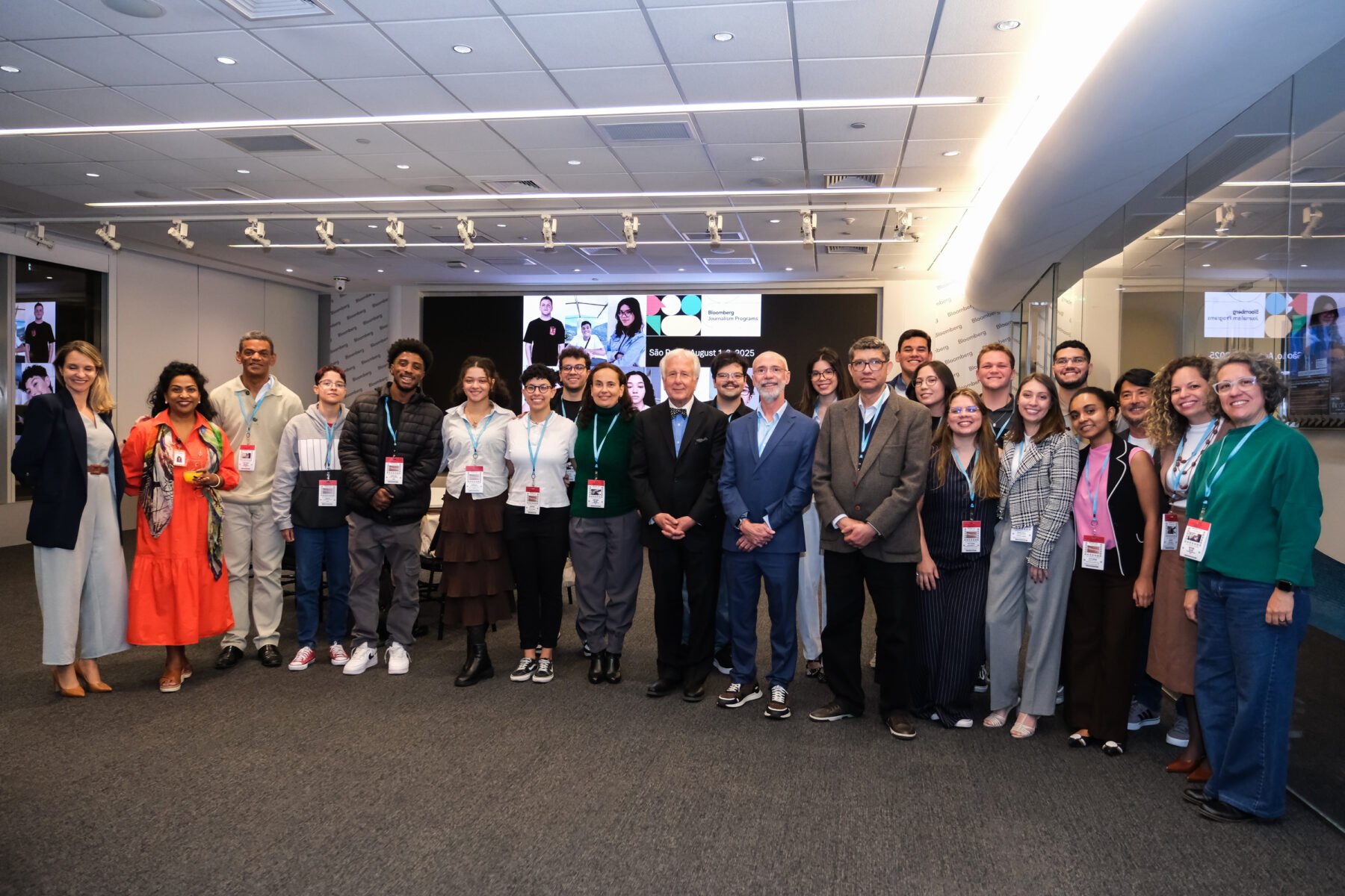 Imagem em destaque para Jovens brasileiros brilham em Programa de Jornalismo da Bloomberg