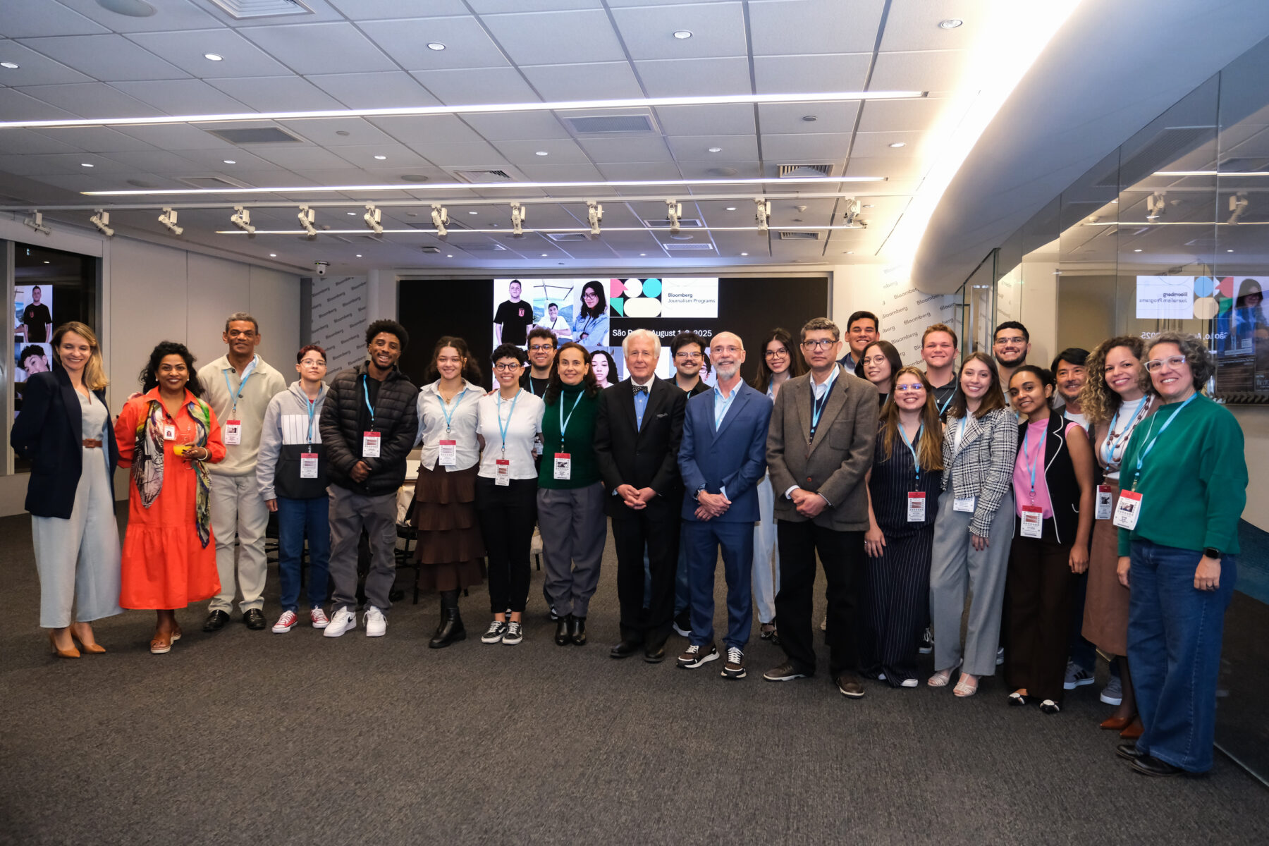 Imagem em destaque para Jovens brasileiros brilham em Programa de Jornalismo da Bloomberg Imagem em destaque para Jovens brasileiros brilham em Programa de Jornalismo da Bloomberg