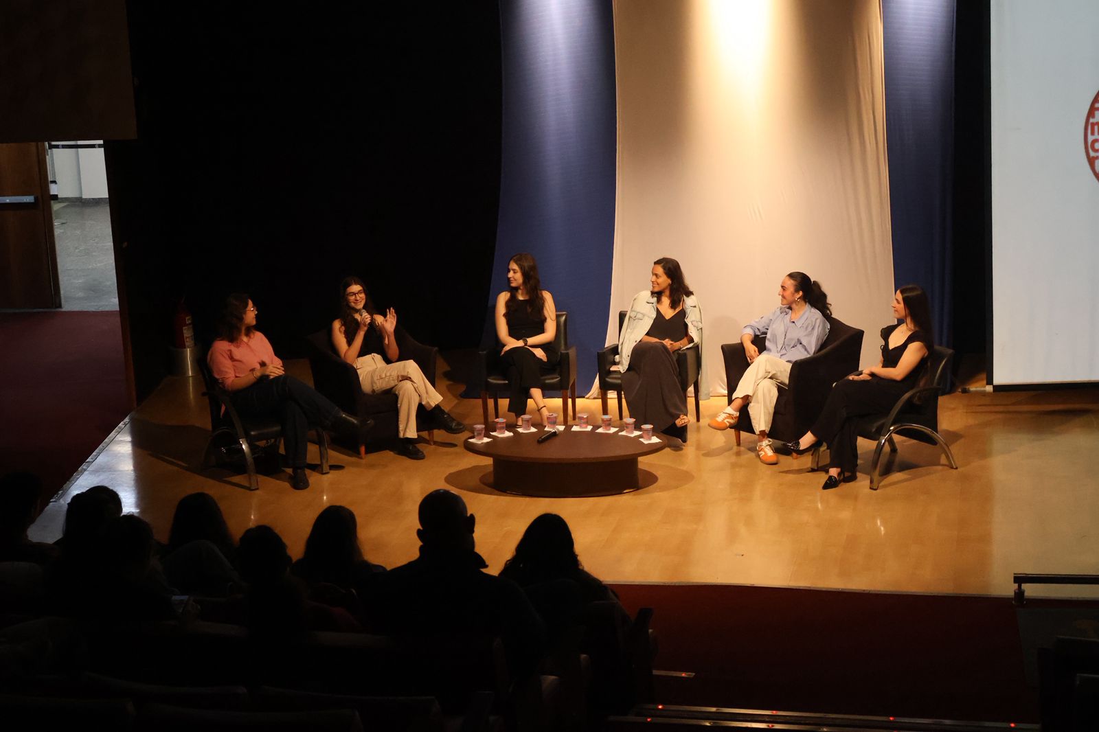 Imagem em destaque para Her Campus Cásper Líbero celebra 10 anos com uma semana de eventos na faculdade Imagem em destaque para Her Campus Cásper Líbero celebra 10 anos com uma semana de eventos na faculdade