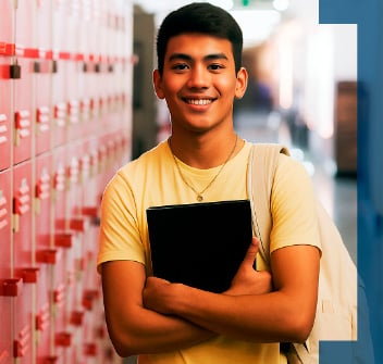 Jovem homem estudante de cabelos curtos e castanhos, segurando caderno, no corredor da escola
