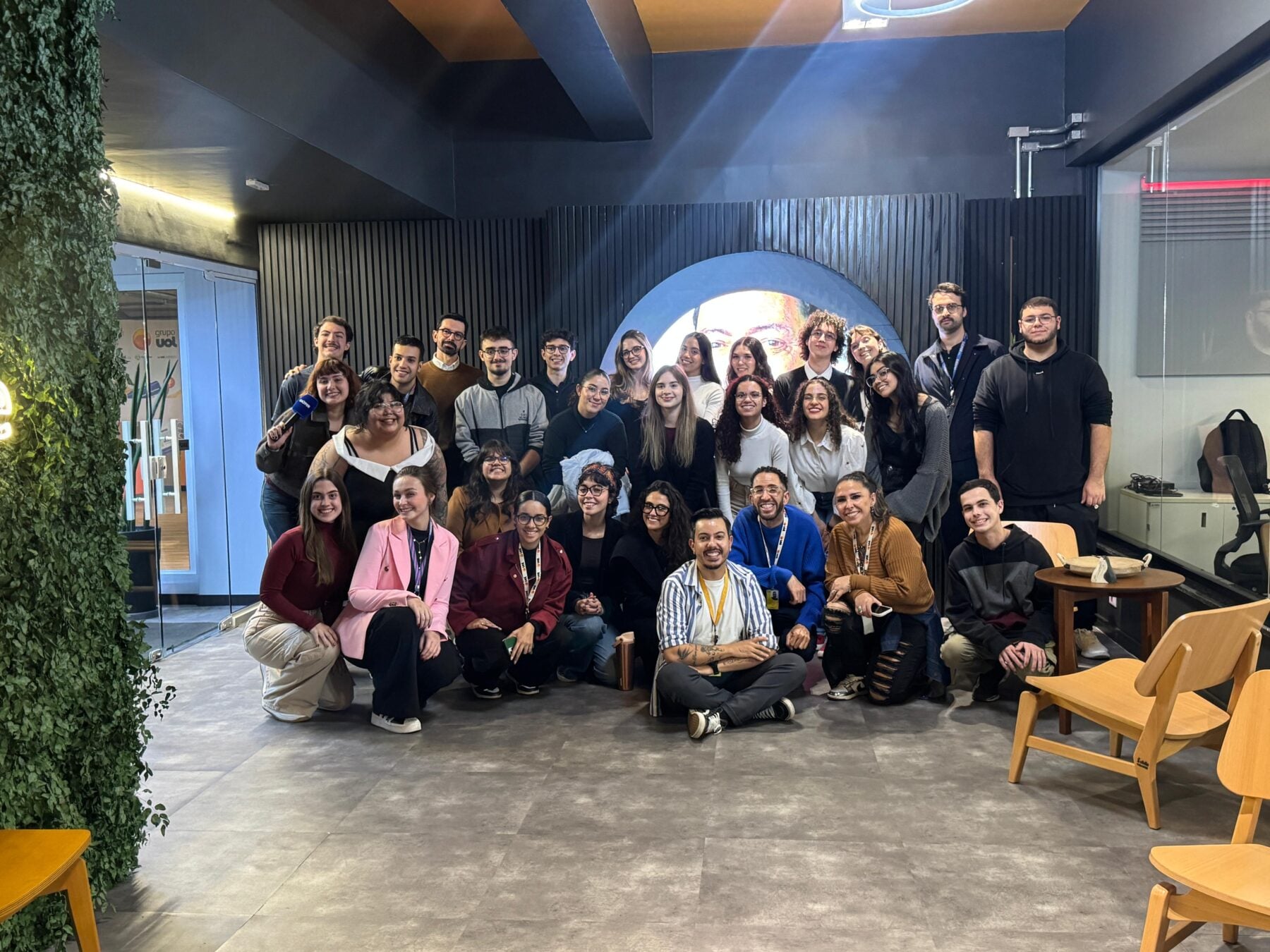 Notícia: Cásper Líbero leva estudantes ao UOL para conhecer os bastidores de uma das maiores operações digitais do país