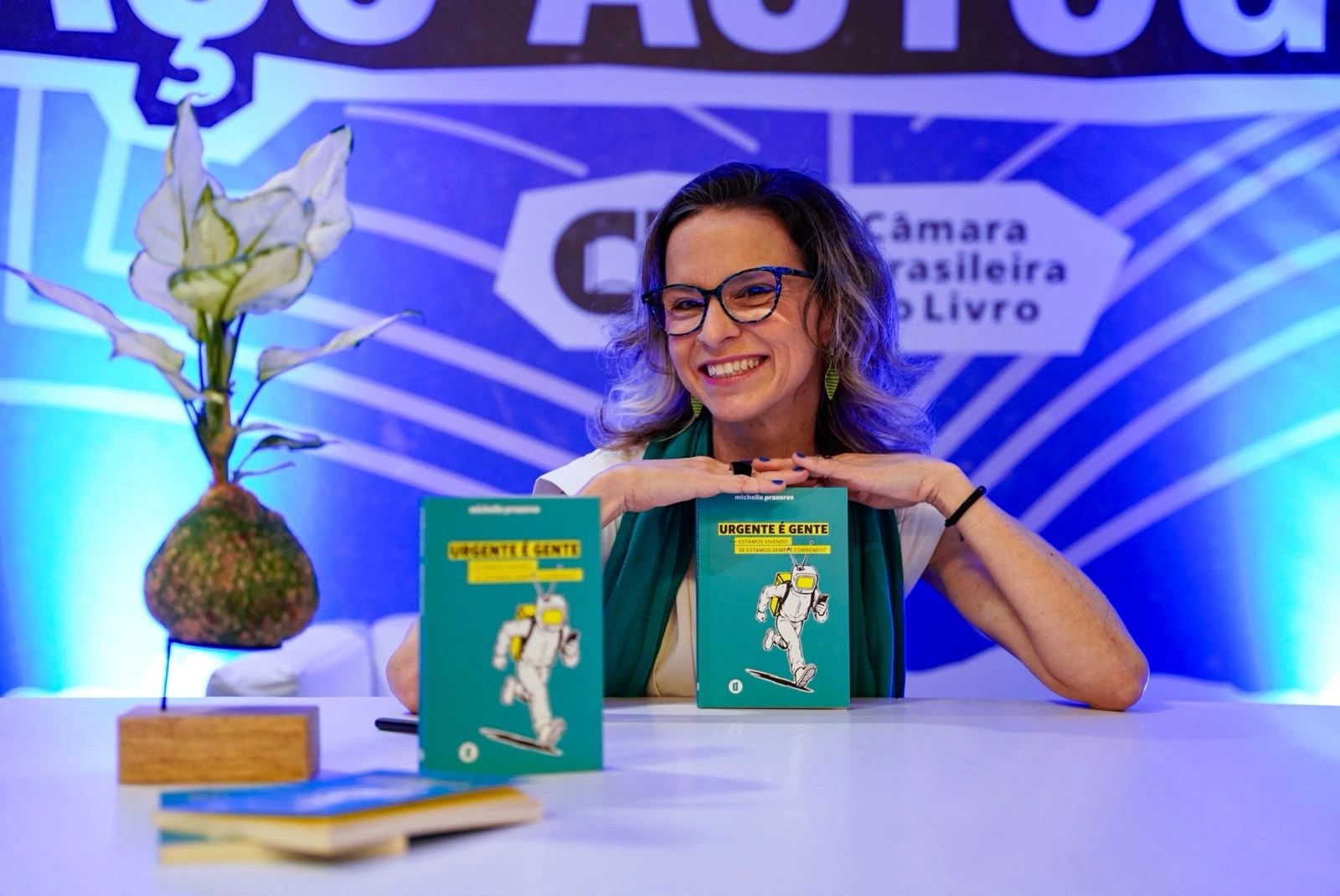 Notícia: Professora Michelle Prazeres lança livro "Urgente é gente: estamos vivendo se estamos sempre correndo?"